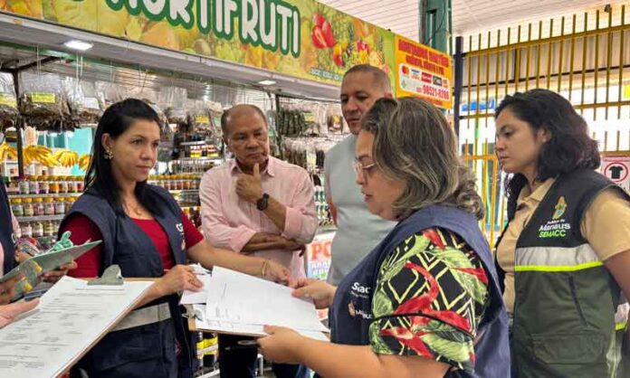 Ouvidoria-Geral-do-Município-participa-de-ação-de-escuta-ativa-com-permissionários-na-Feira-do-Parque-10