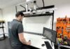 Projeção inteligente muda rotina das fábricas ao orientar trabalhadores em tempo real