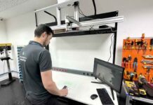 Projeção inteligente muda rotina das fábricas ao orientar trabalhadores em tempo real