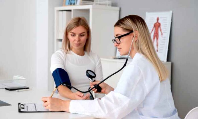 Risco-cardíaco-da-mulher-pode-aumentar-antes-da-menopausa,-alerta-especialista