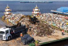 Rio Negro baixa e deixa à mostra o lixo acumulado nas margens de Manaus