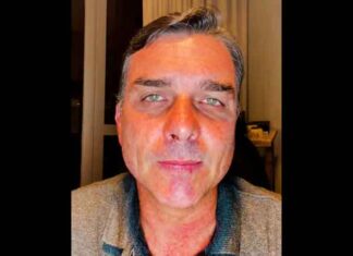 De Miami, Flávio Bolsonaro faz primeira transmissão ao vivo e fala sobre o resultado eleitoral