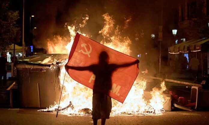 Distúrbios-em-Barcelona-causam-100-detidos,-saques-e-dezenas-de-incêndios