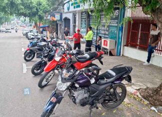 Entre vagas disputadas e trânsito intenso, Manaus fiscaliza estacionamento irregular no Centro