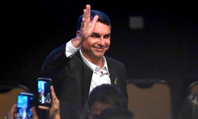 Flávio-Bolsonaro-deixa-o-Brasil-e-viaja-aos-EUA