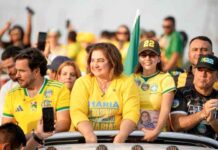 Maria do Carmo e Flávio Bolsonaro mobilizam apoiadores em carreata pelas ruas de Manaus