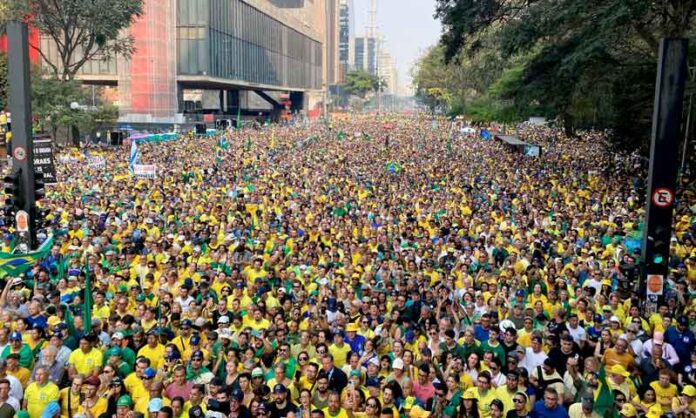USP-vê-71,9-mil-pessoas-em-ato-pró-Flávio-na-Paulista